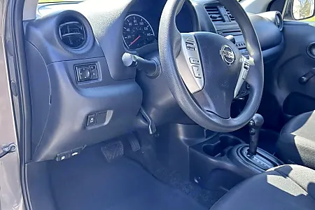 2017 Nissan Versa 1.6 SL - 6