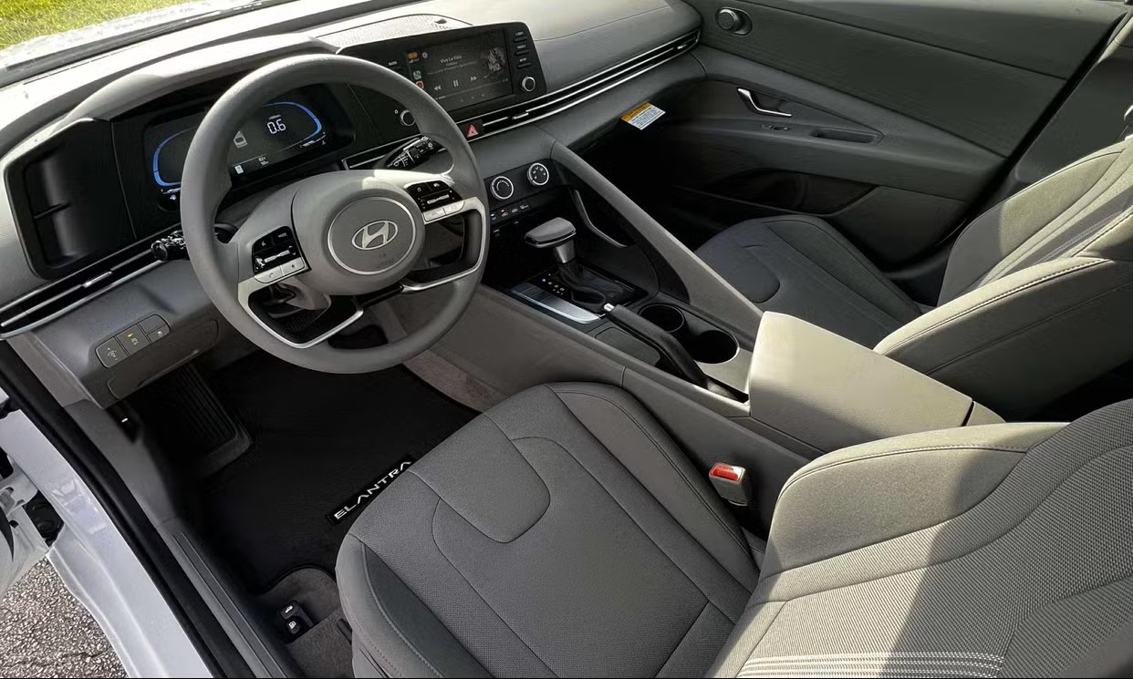 2025 Hyundai Elantra SE - 7
