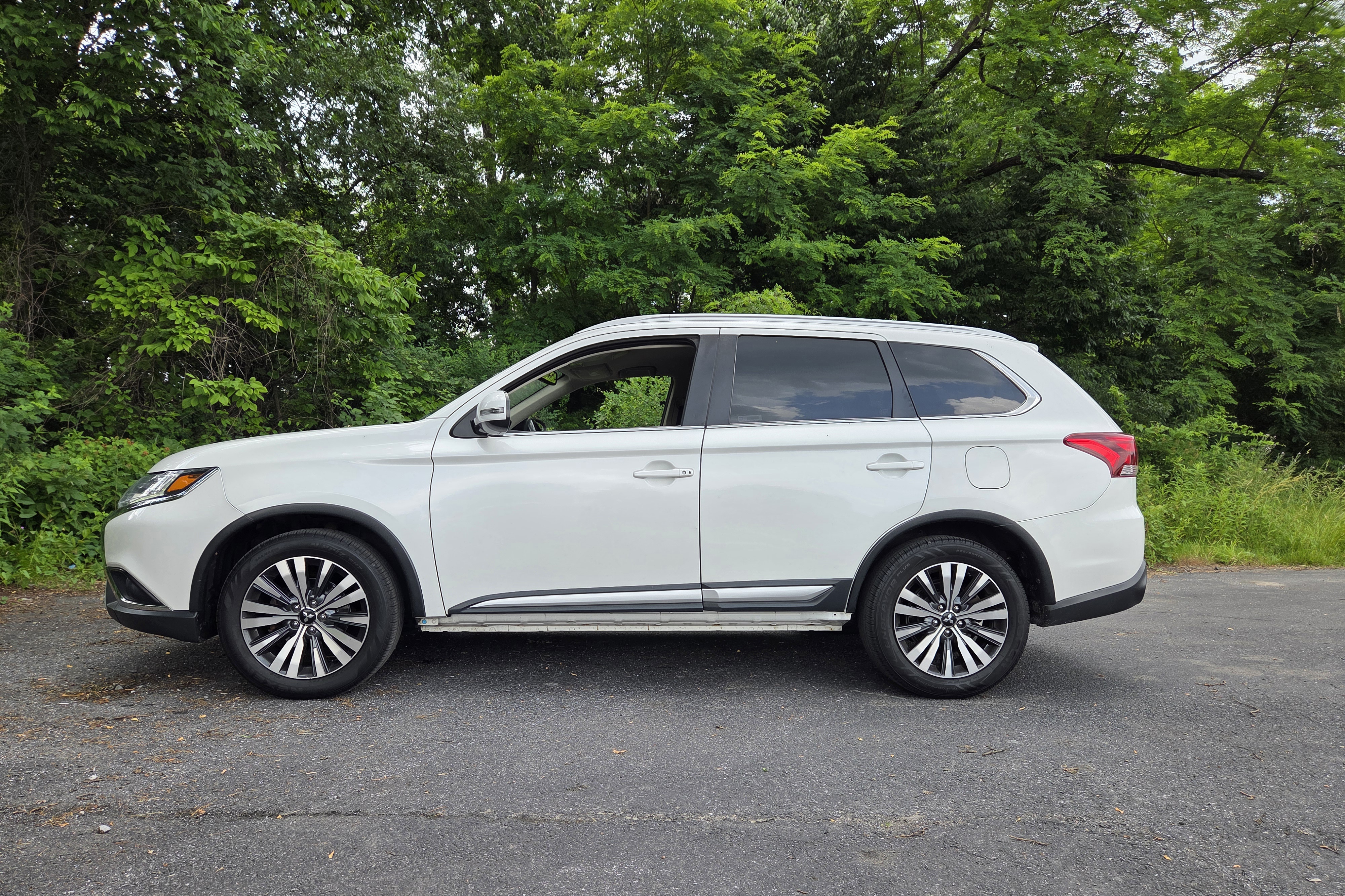 2019 Mitsubishi Outlander SEL — Spacious Family SUV with 3rd Row - 2