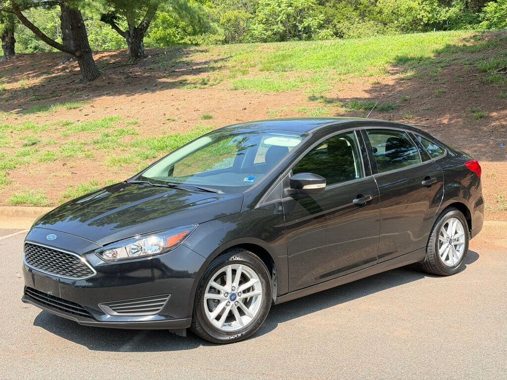 Black Ford Focus 2017