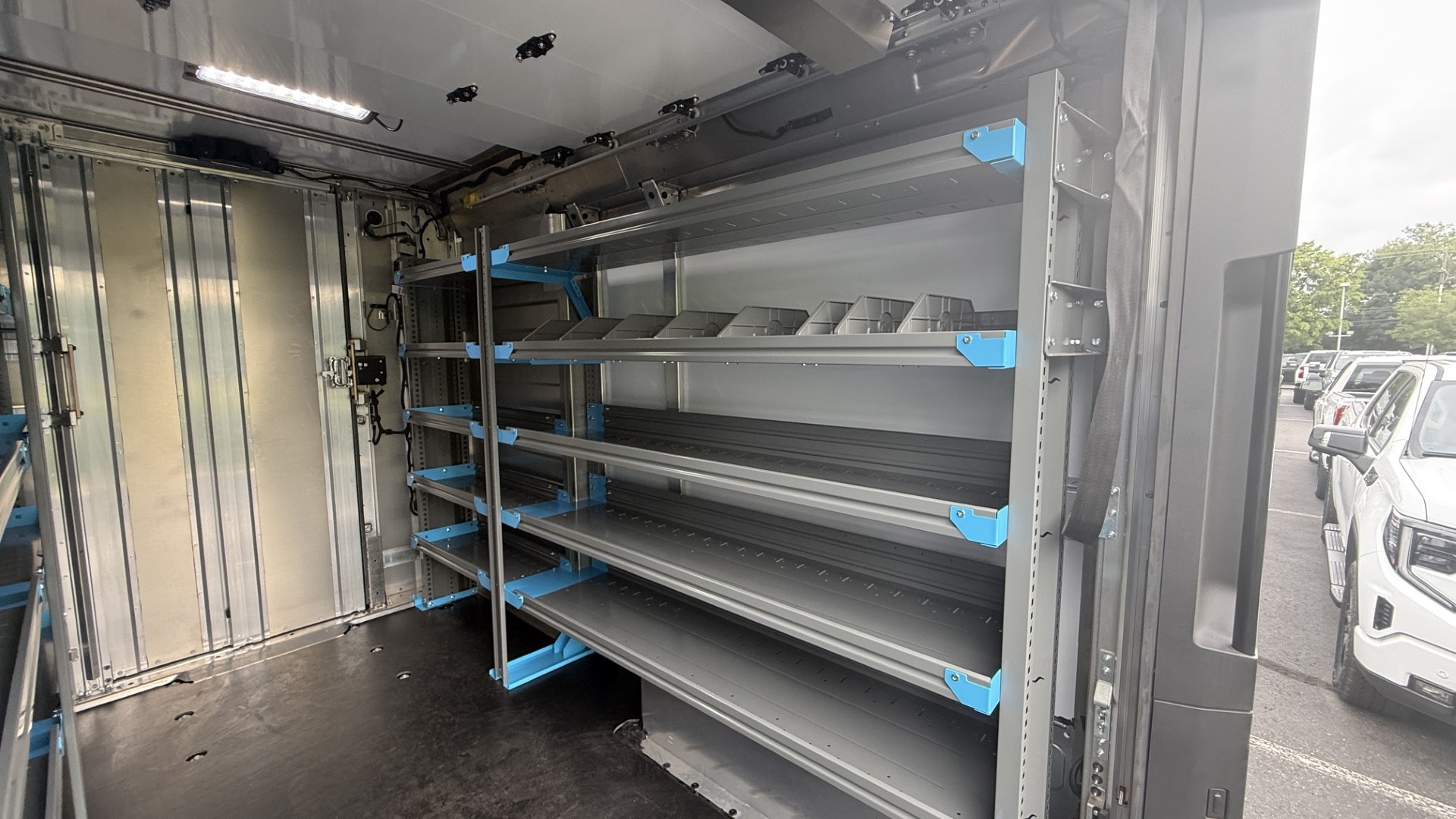 2025 Chevrolet BrightDrop 400 Max Range AWD | 310-Mile Range Cargo Van - 8