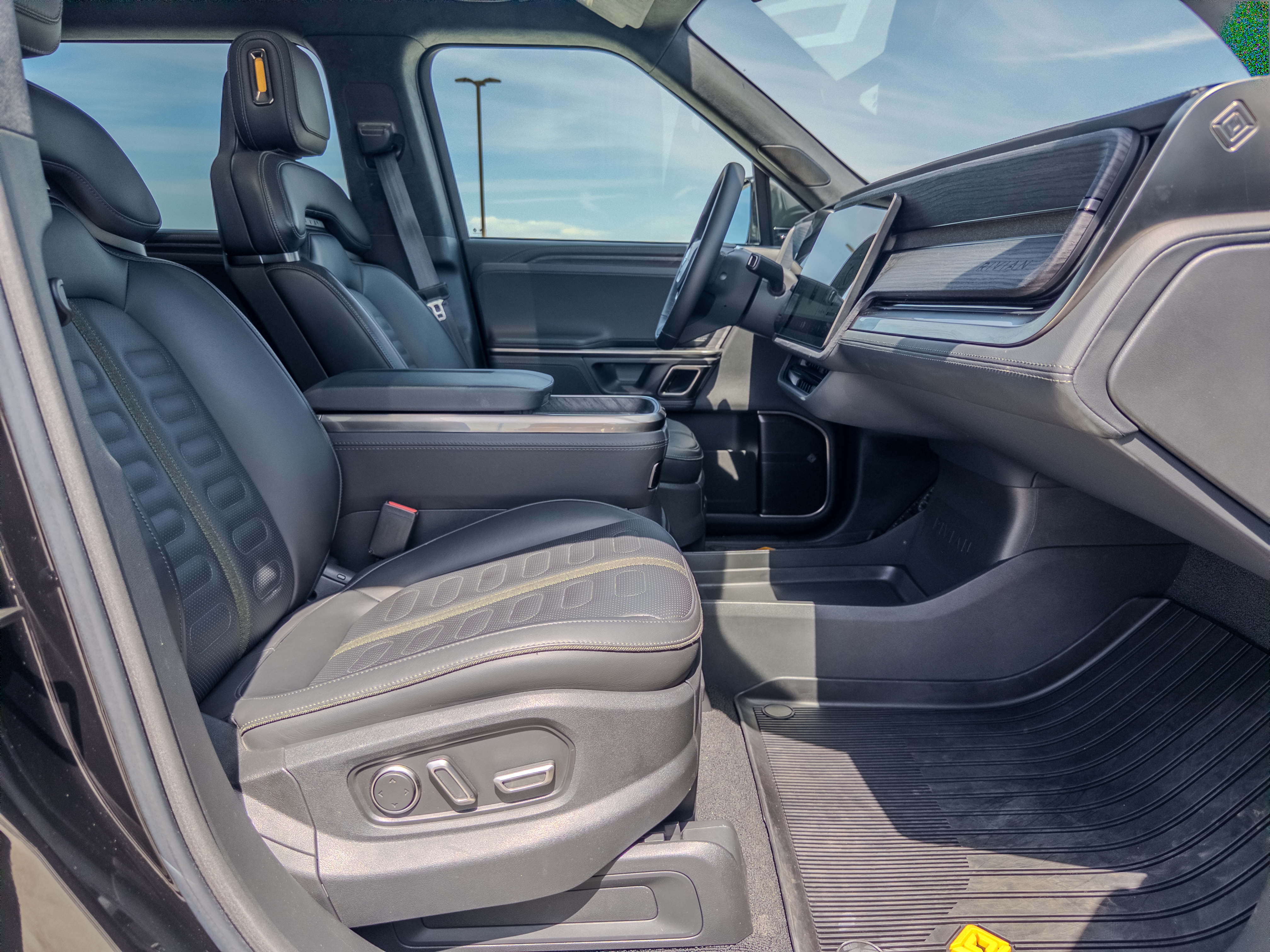 2024 Rivian R1S Adventure Dual Motor Max Pack - 16