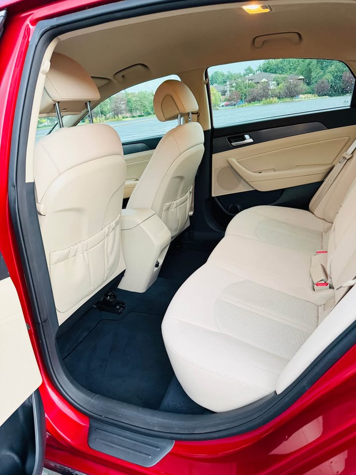 2016 Hyundai Sonata Base - 12